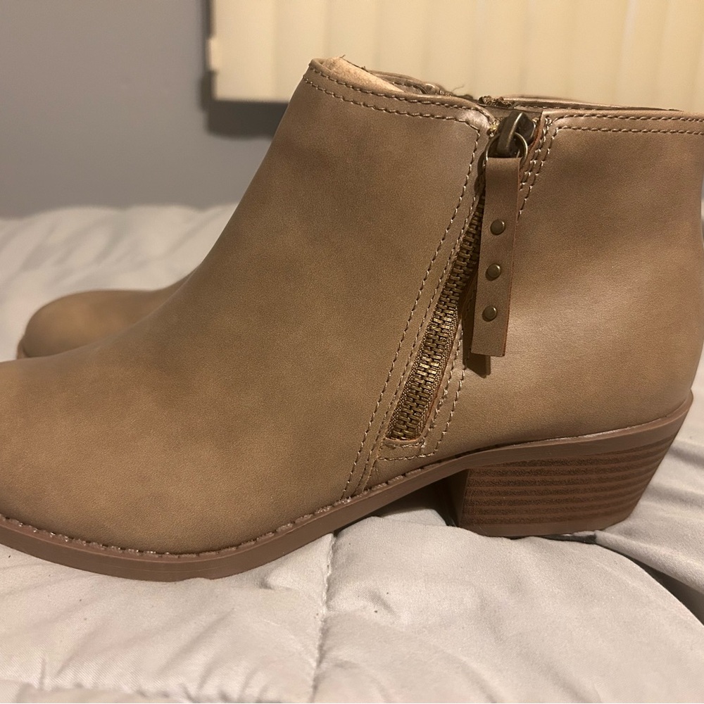Arizona Tan Ankle Boots Size 9 New With Tags